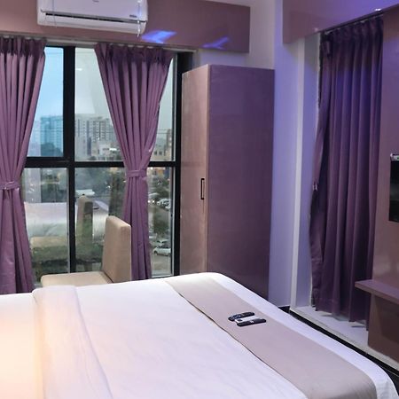 Hotel Czar Inn Szúrat Kültér fotó